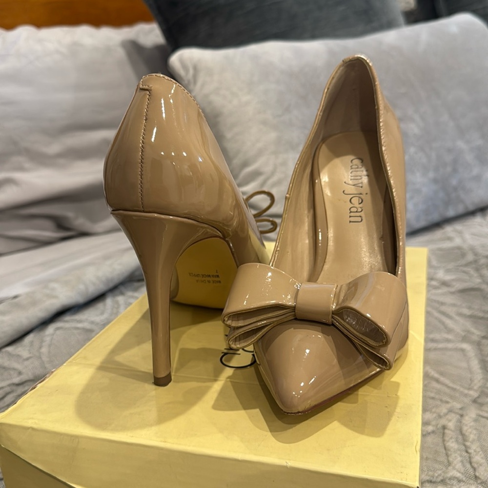 Cathy Jean bow pump size 7